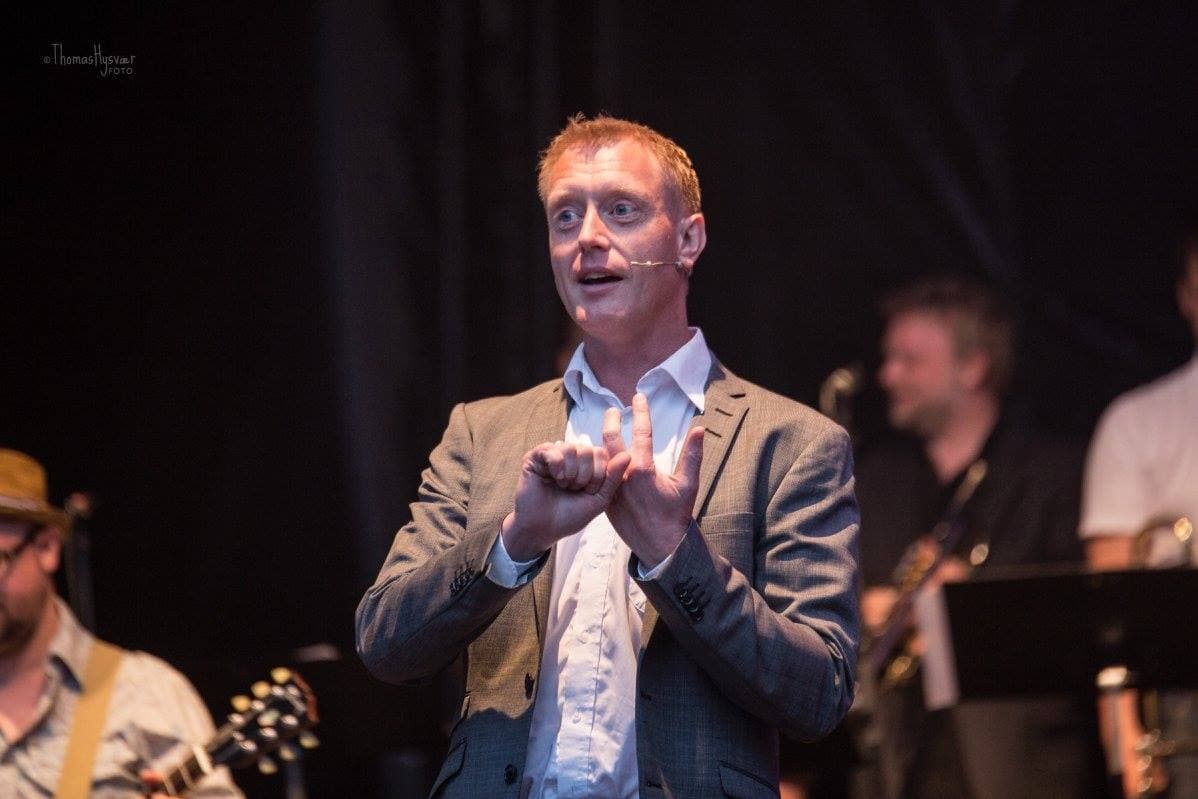 Haakon Esplo som konferansier på scenen